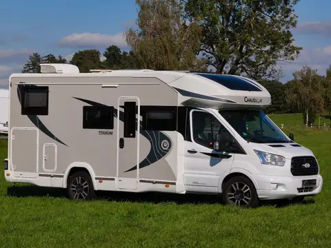 Chausson titanium 767 GA Automatik, Hubbett und Längsbett